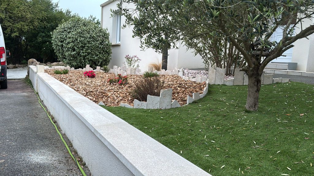 Muret et aménagement paysager réalisés par une entreprise de maçonnerie en Vendée