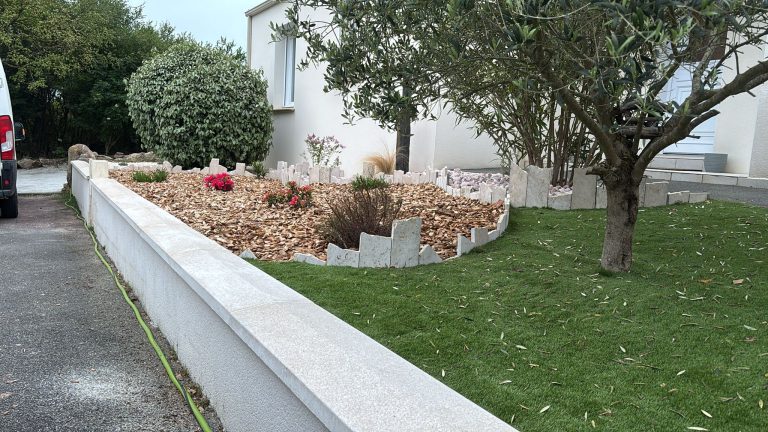 Muret et aménagement paysager réalisés par une entreprise de maçonnerie en Vendée