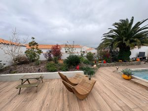Terrasse bois et aménagement paysager en Vendée par GMC Paysage